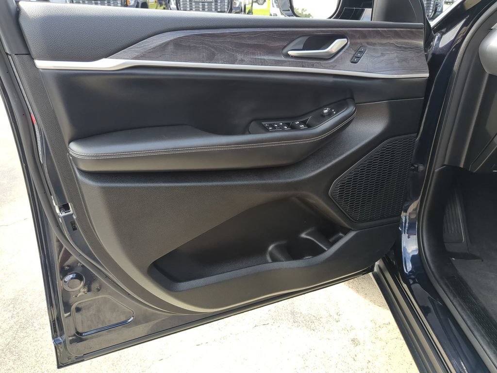 Used 2023 Jeep Grand Cherokee Limited AWD/4WD image 12