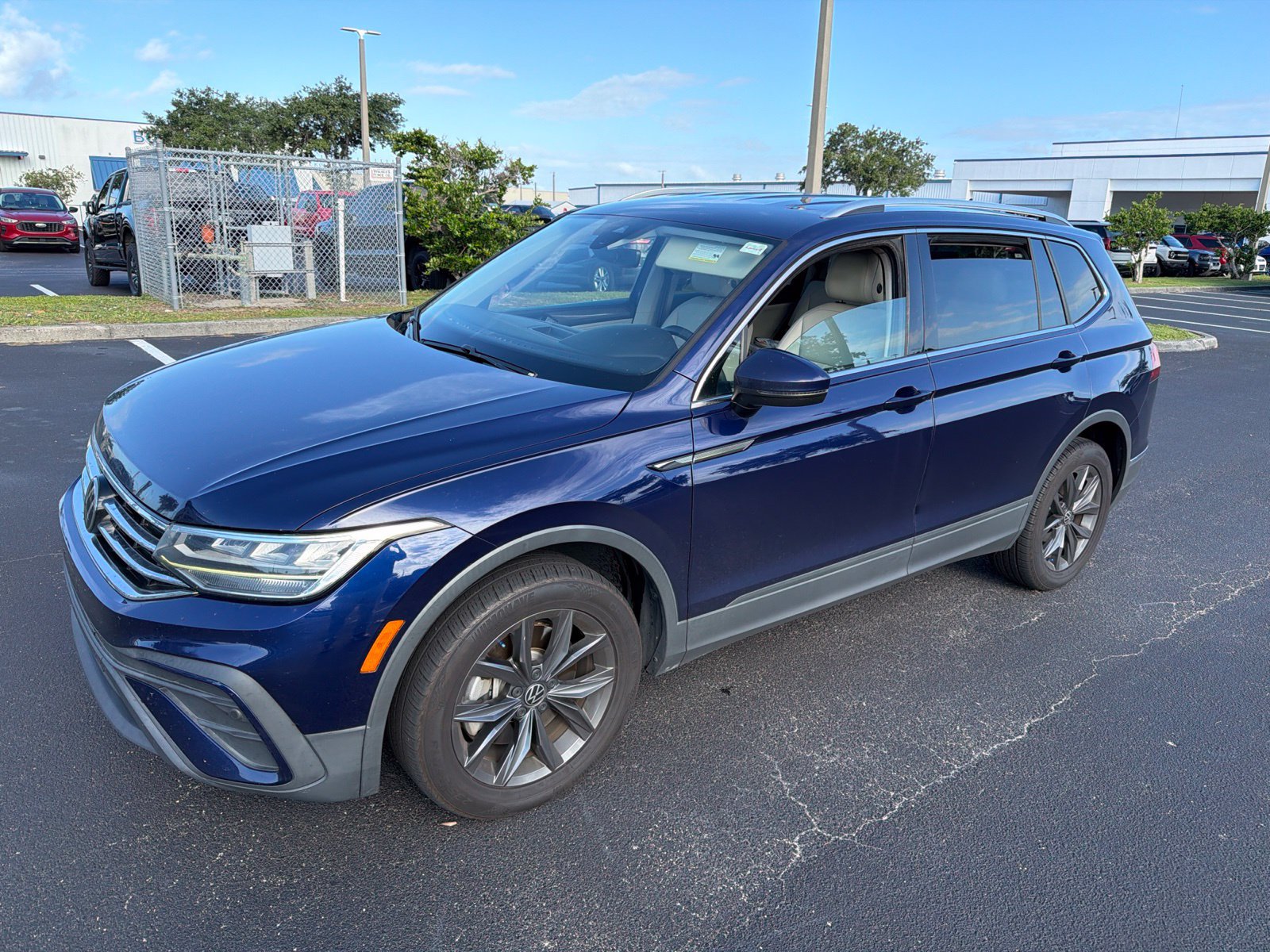 Used 2023 Volkswagen Tiguan SE FWD image 3