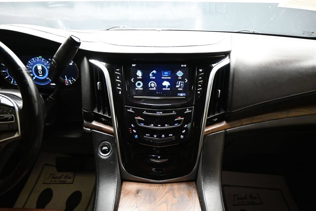Used 2018 Cadillac Escalade Luxury AWD/4WD image 17