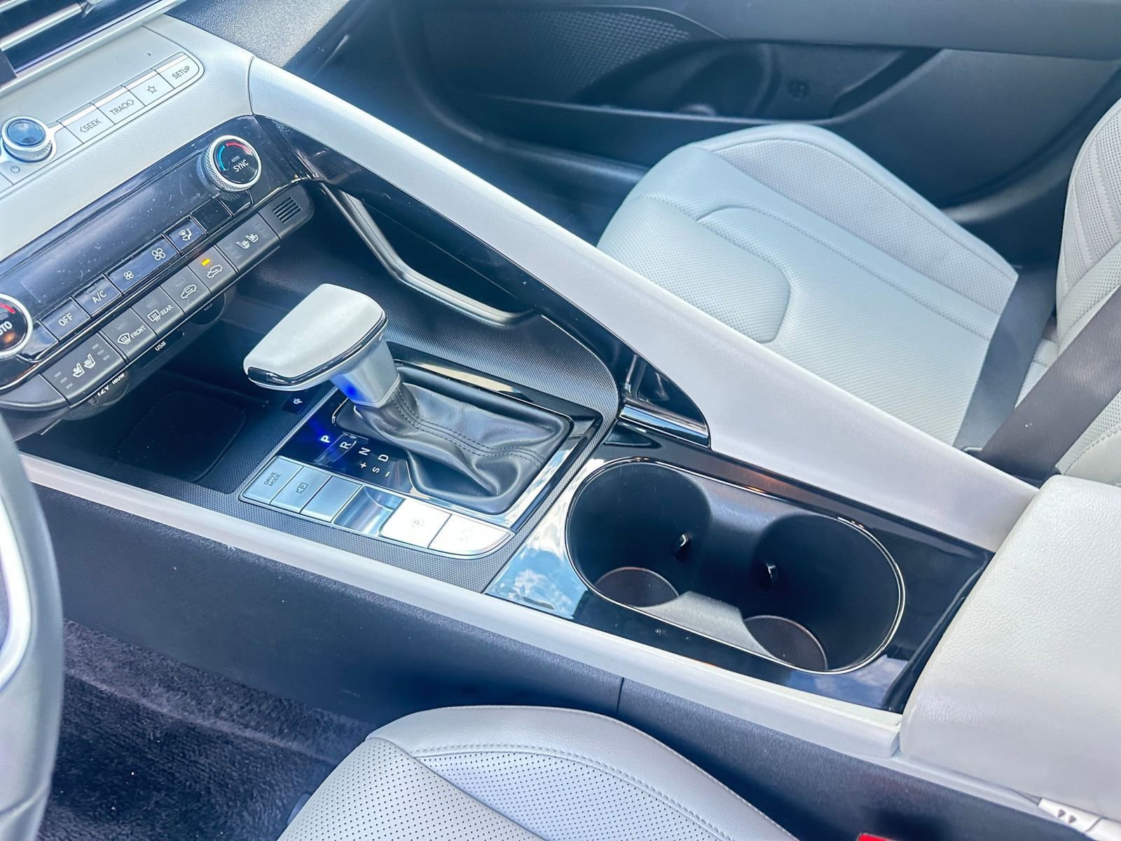 Used 2025 Hyundai Elantra Limited image 42