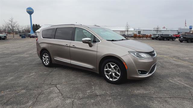 Used 2017 Chrysler Pacifica Limited w/ Advanced Safetytec Group image 2