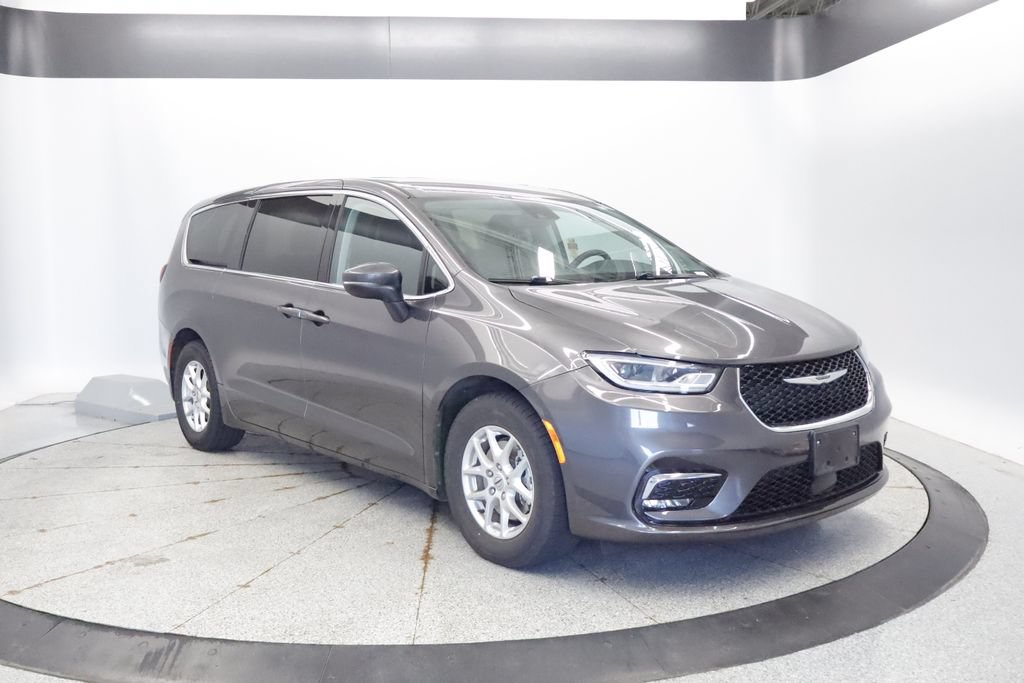 Certified 2023 Chrysler Pacifica Touring-L FWD image 9