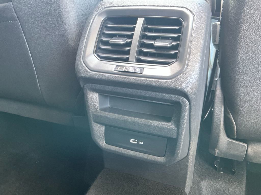 Certified 2025 Volkswagen Taos SE w/ Panoramic Sunroof Package image 21