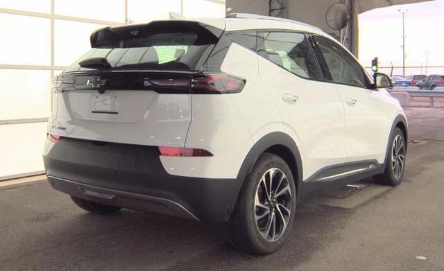 Used 2023 Chevrolet Bolt EUV Premier w/ Sun & Sound Package FWD image 3