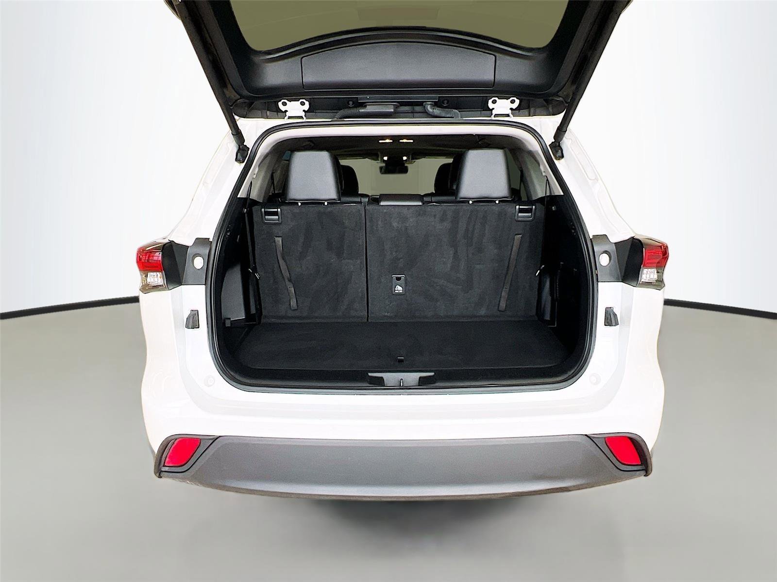 Used 2024 Toyota Highlander XLE image 30