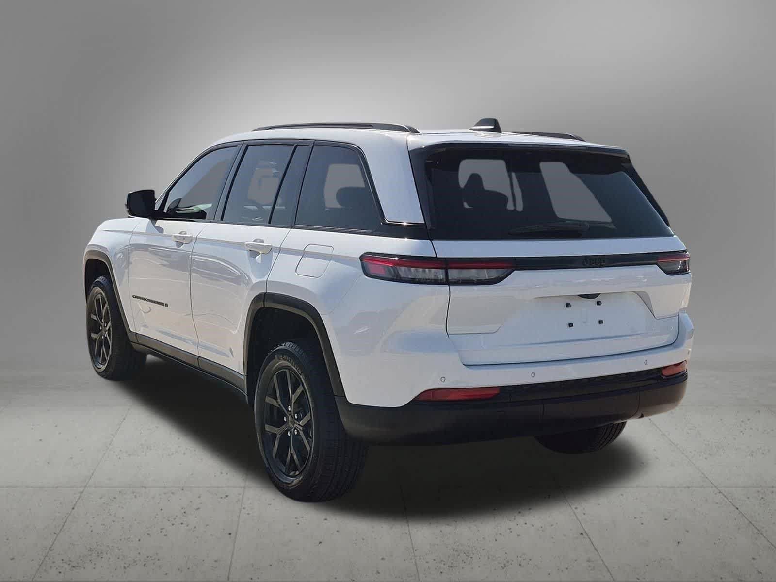Used 2025 Jeep Grand Cherokee Altitude RWD image 4