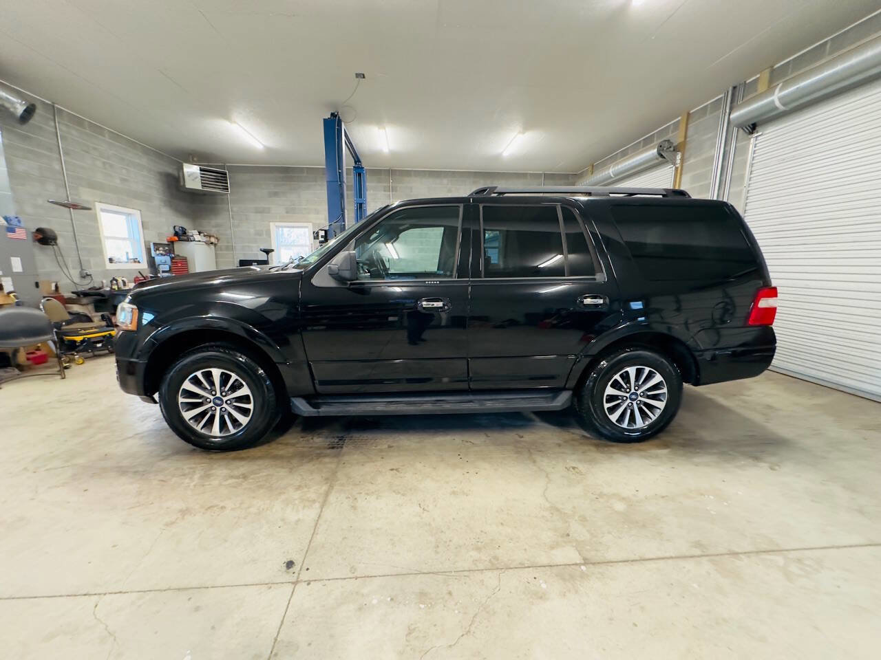 Used 2017 Ford Expedition XLT image 3