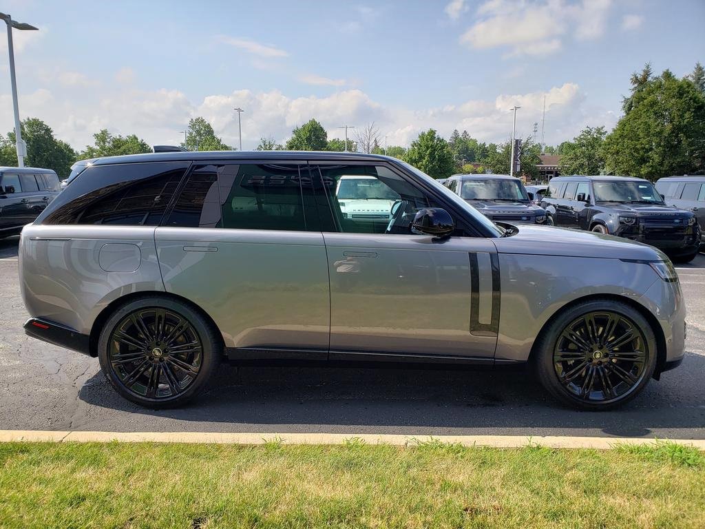New 2025 Land Rover Range Rover SE image 4