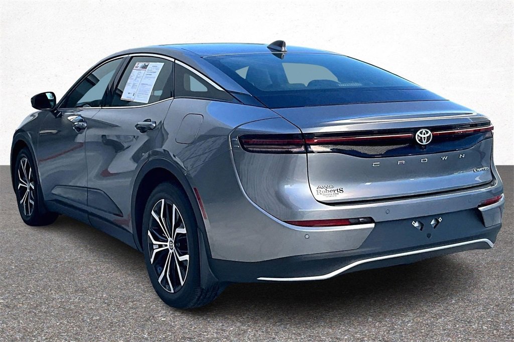 Used 2023 Toyota Crown Limited image 4