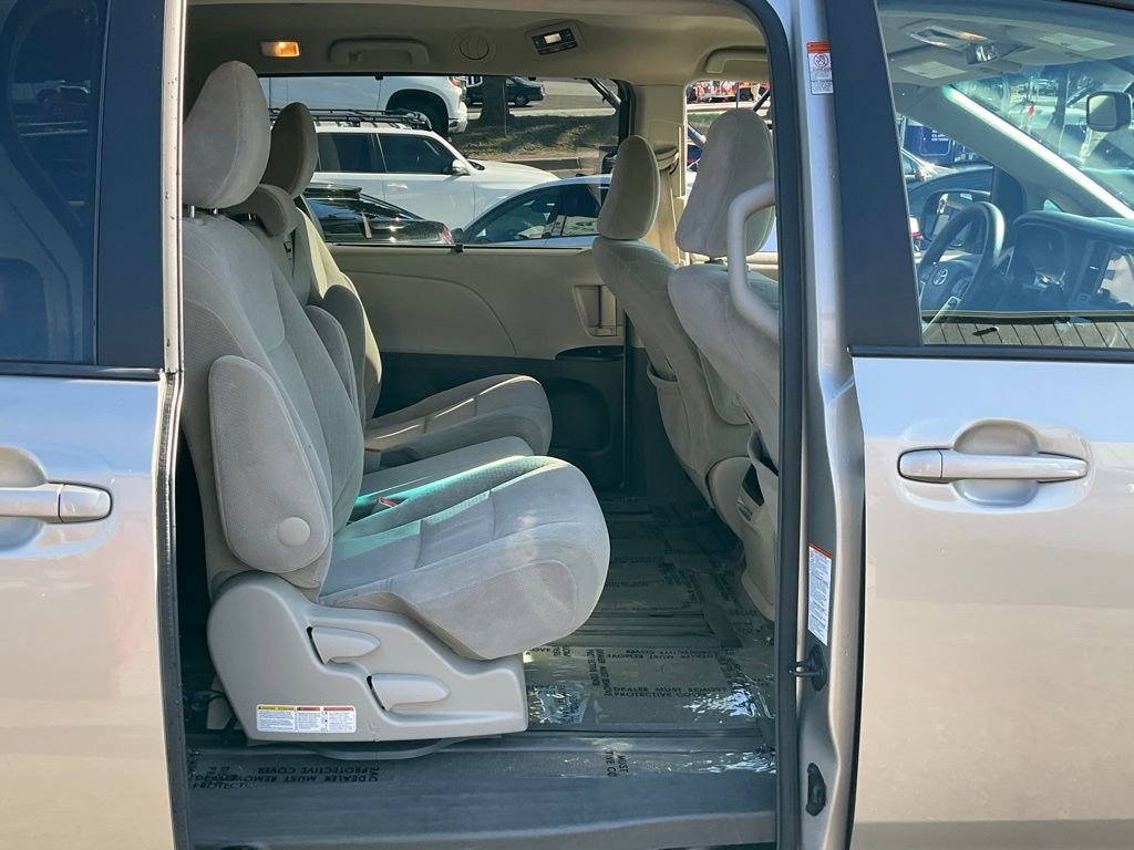 Used 2015 Toyota Sienna LE image 46