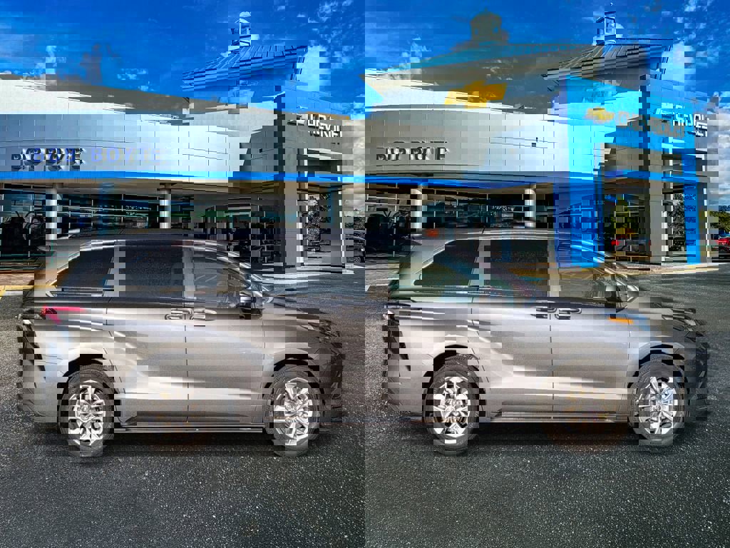 Used 2025 Toyota Sienna LE w/ LE Plus Package image 2