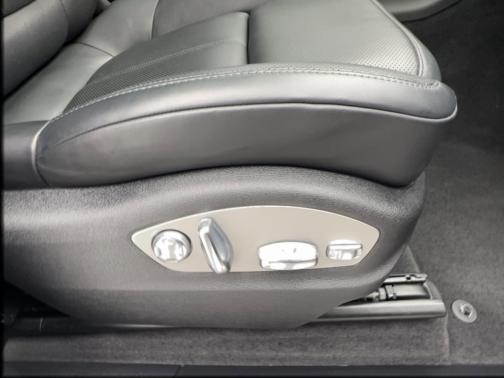 Used 2024 Porsche Macan AWD/4WD image 32