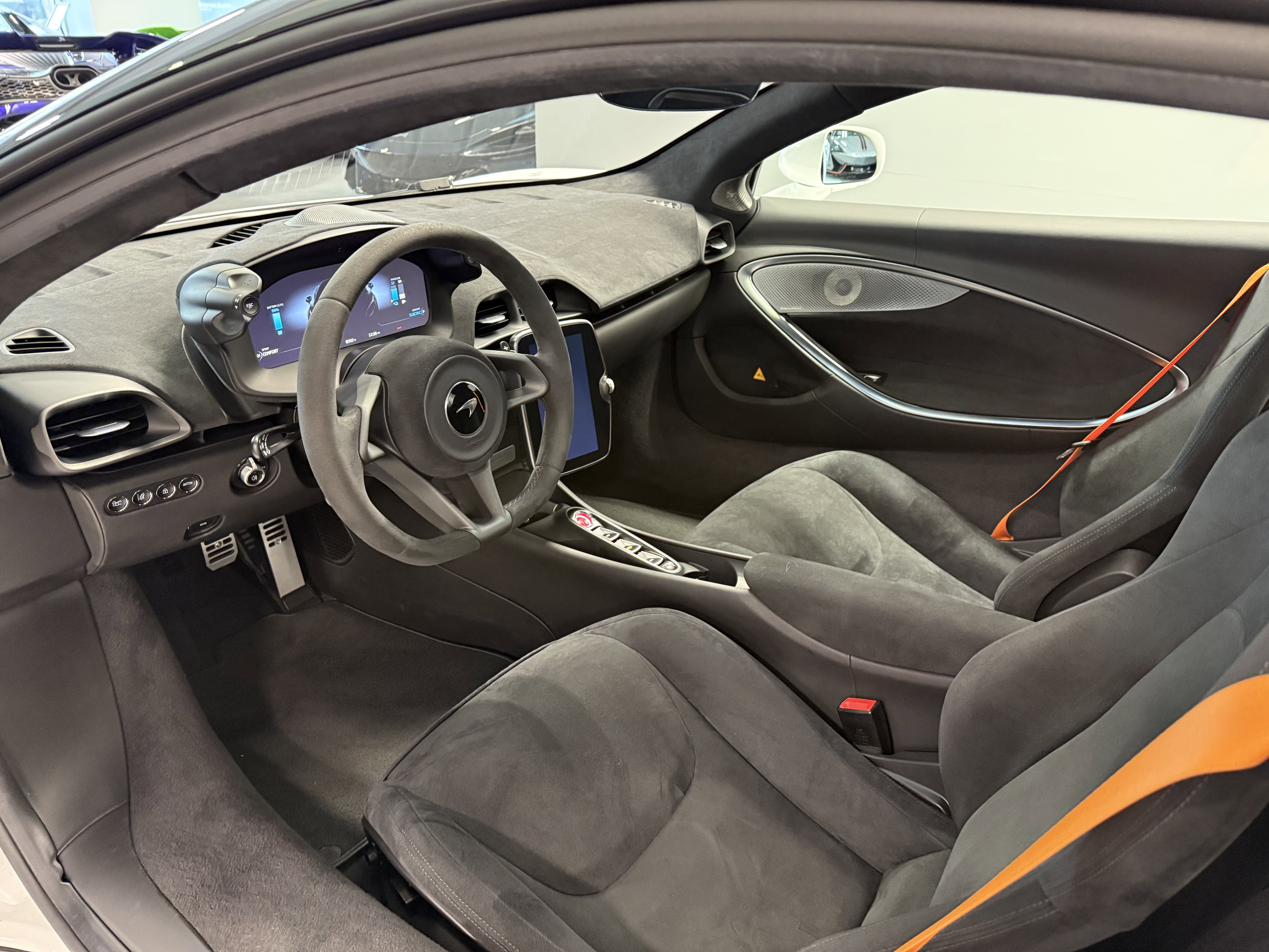 Used 2023 McLaren Artura image 8