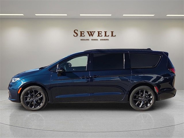 Used 2023 Chrysler Pacifica Limited w/ Uconnect Theater Family Group image 2