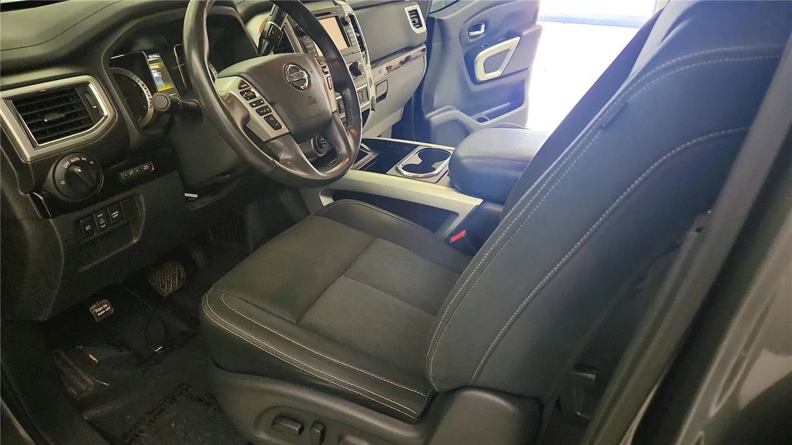 Used 2017 Nissan Titan SV AWD/4WD image 22