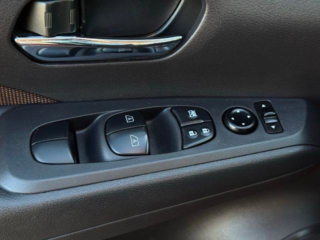 Certified 2023 Nissan Kicks SR FWD image 21