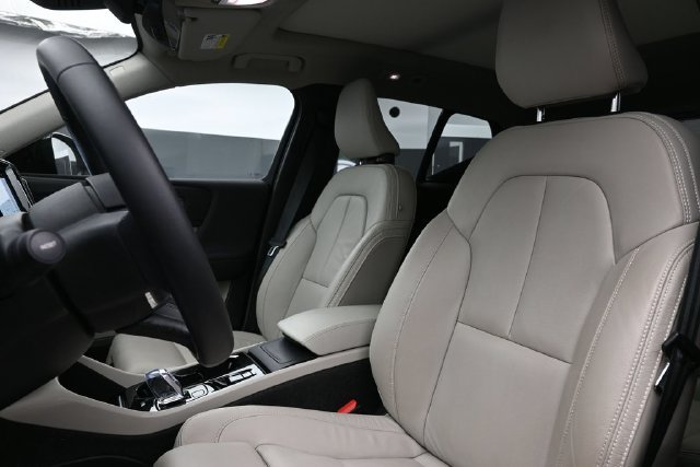 Used 2023 Volvo XC40 B5 Plus w/ Protection Package Premier AWD/4WD image 10