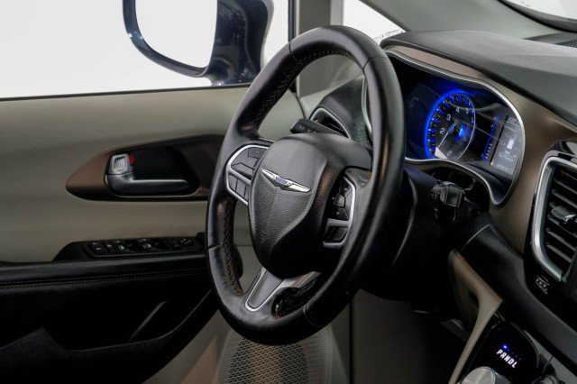 Used 2019 Chrysler Pacifica Touring-L FWD image 11