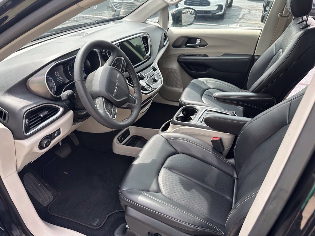 Used 2024 Chrysler Pacifica Touring-L FWD image 8