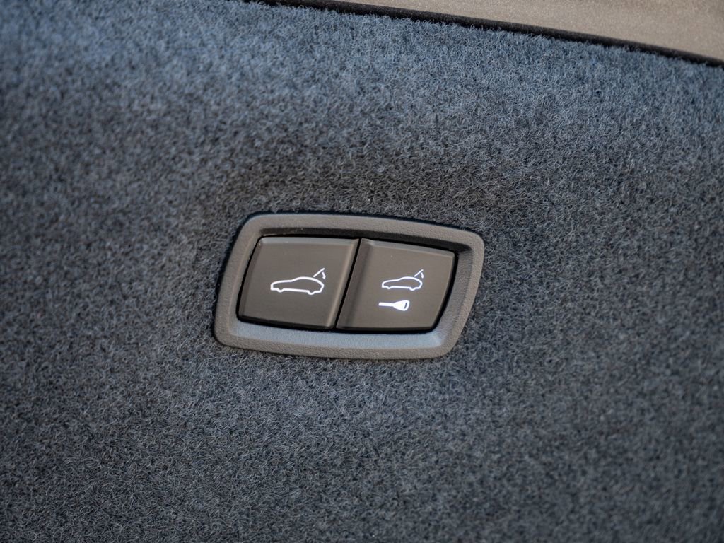 Certified 2025 Porsche Taycan AWD/4WD image 32