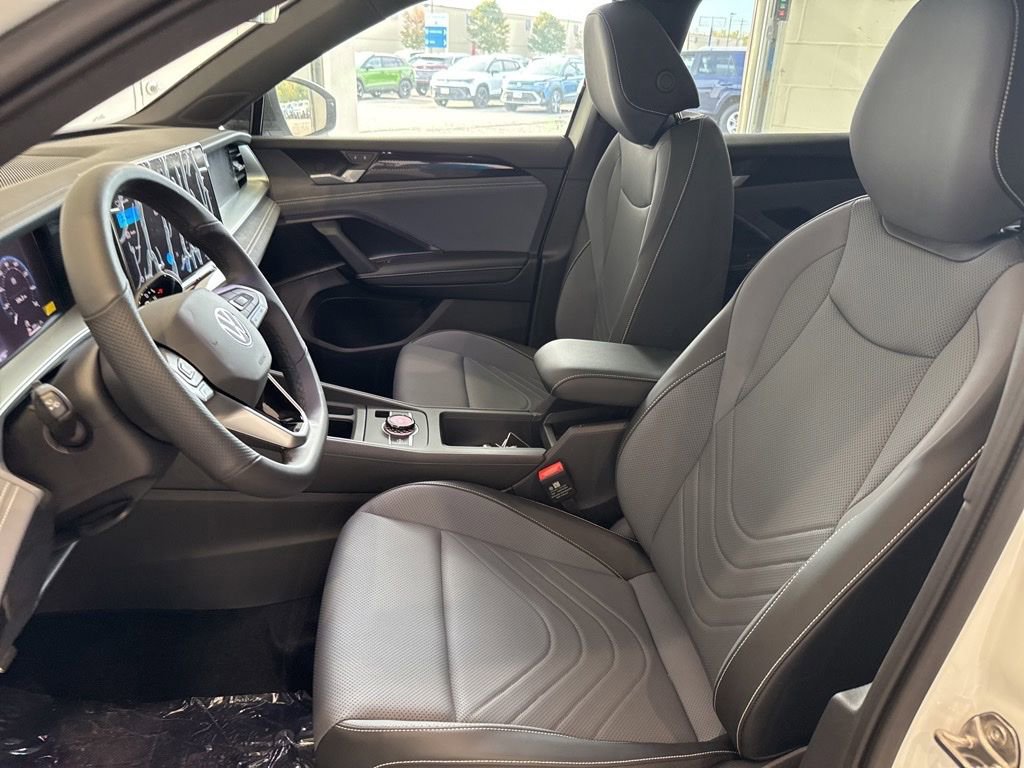 New 2025 Volkswagen Tiguan SE R-Line image 11