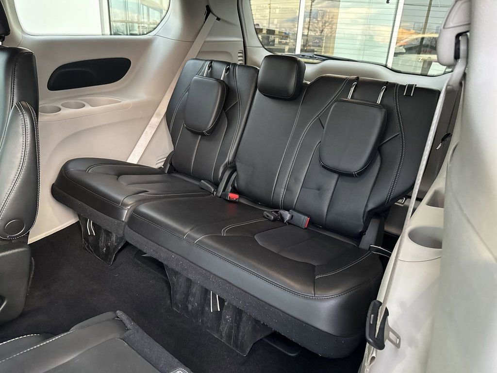 Used 2023 Chrysler Pacifica Touring-L image 21