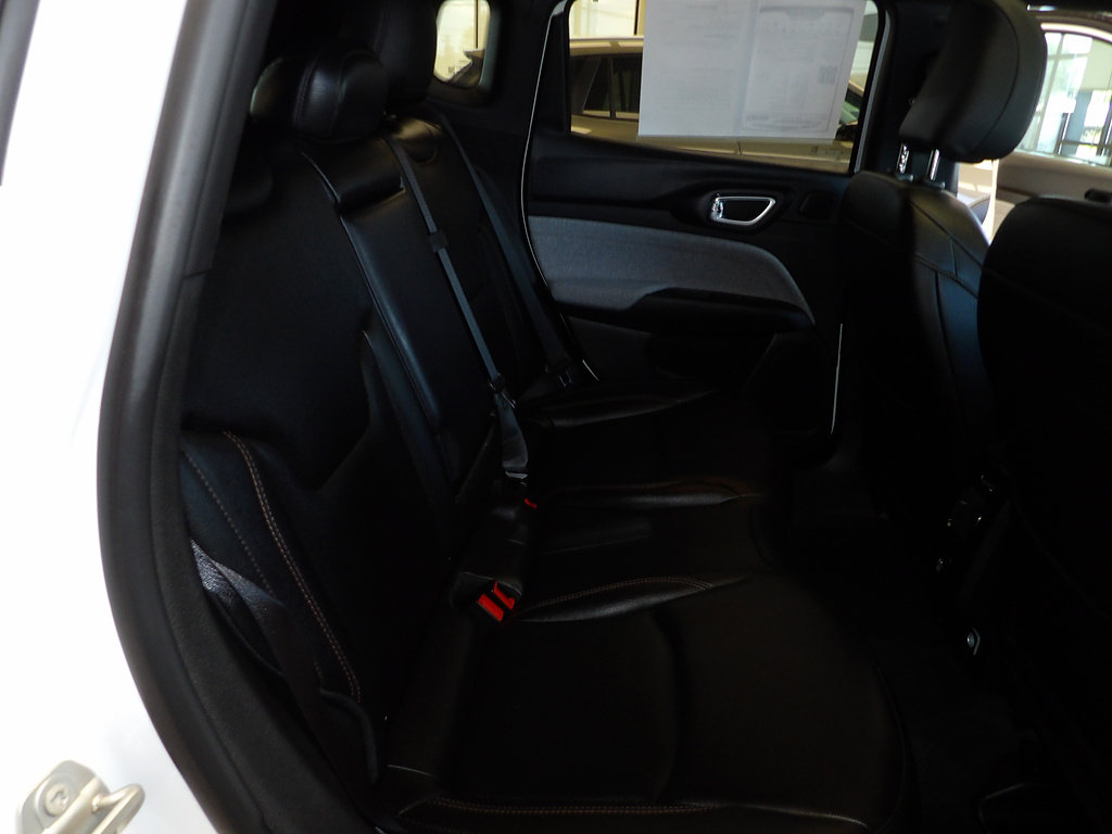 Used 2024 Jeep Compass Latitude w/ Sun and Sound Group AWD/4WD image 18