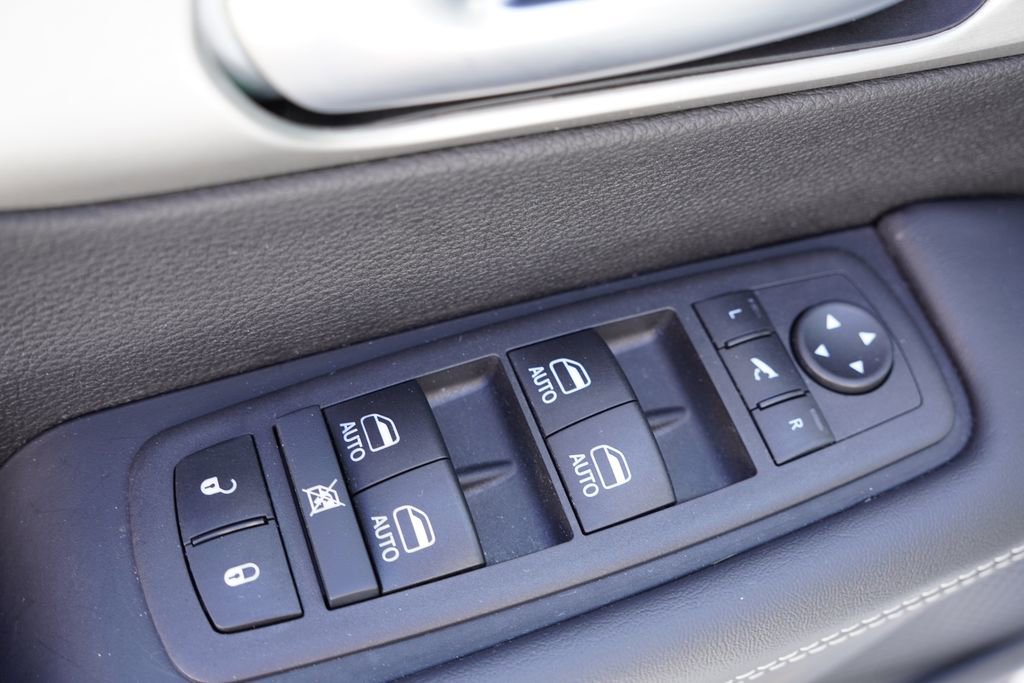 Used 2024 Chrysler Pacifica Premium image 26