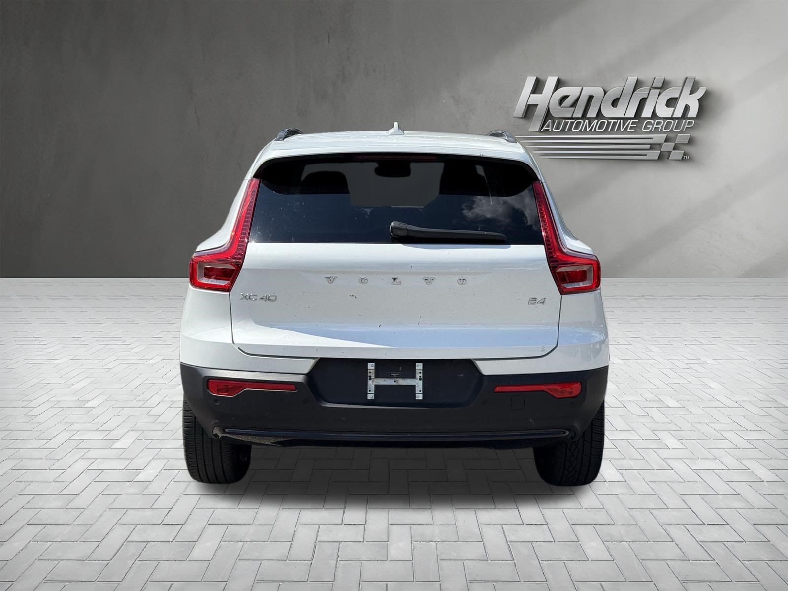 Used 2023 Volvo XC40 B4 Plus w/ Climate Package FWD image 8