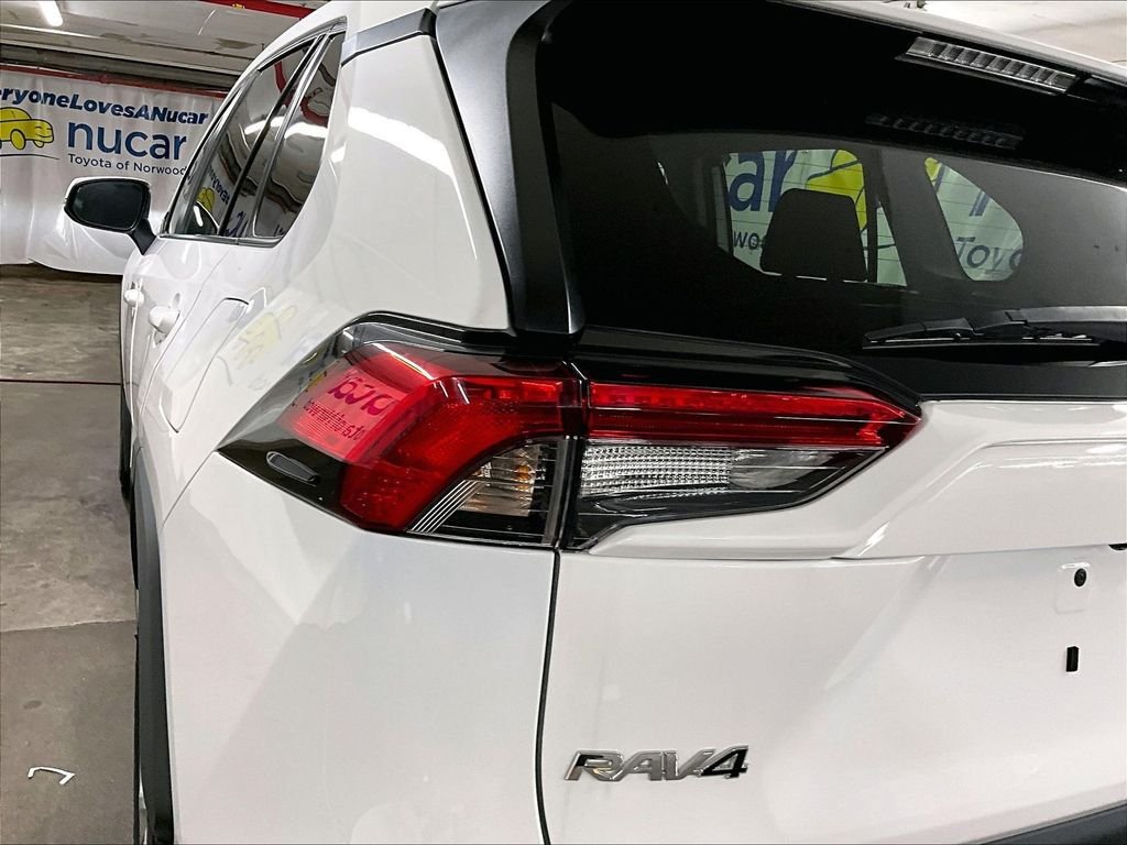Certified 2022 Toyota RAV4 LE AWD/4WD image 32