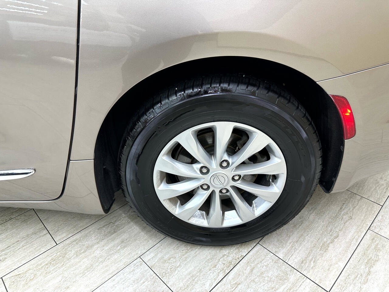 Used 2018 Chrysler Pacifica Touring-L Plus image 39