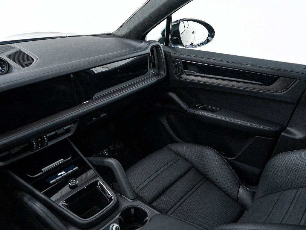 Certified 2026 Porsche Cayenne GTS AWD/4WD image 29