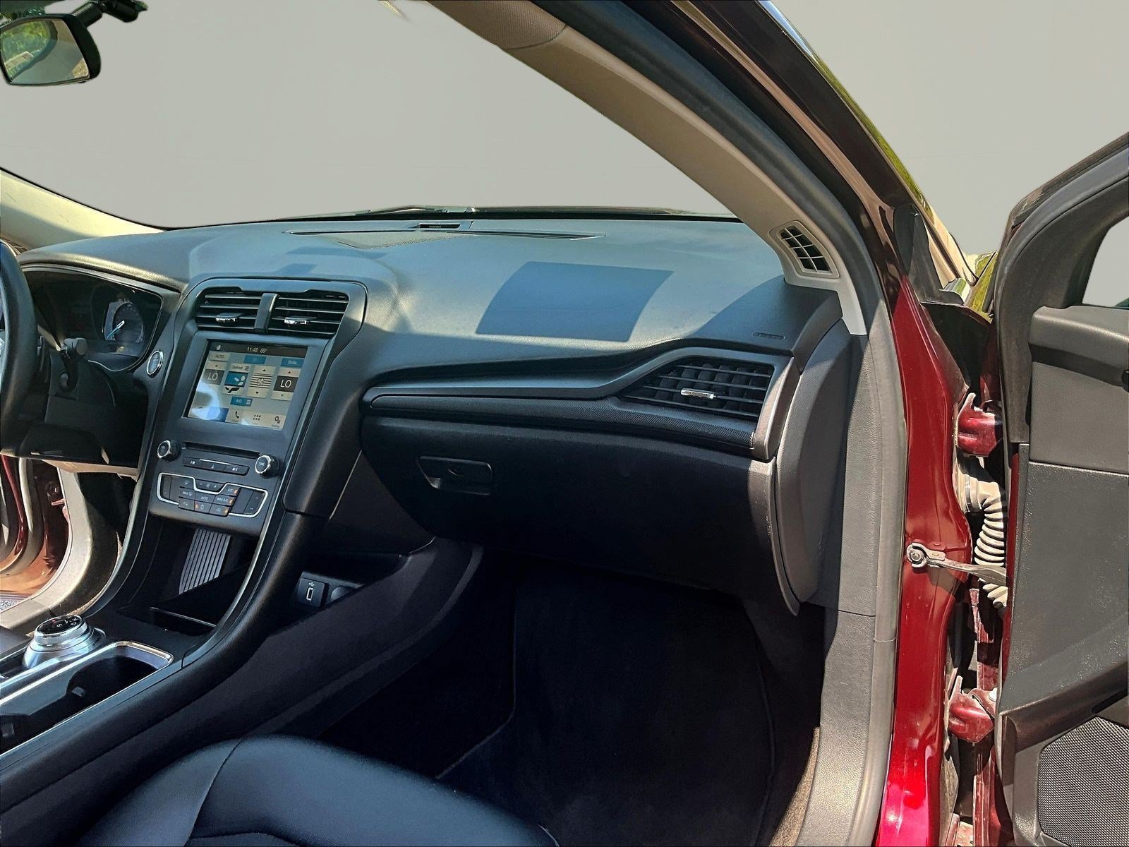 Used 2018 Ford Fusion SE w/ Equipment Group 201A FWD image 26