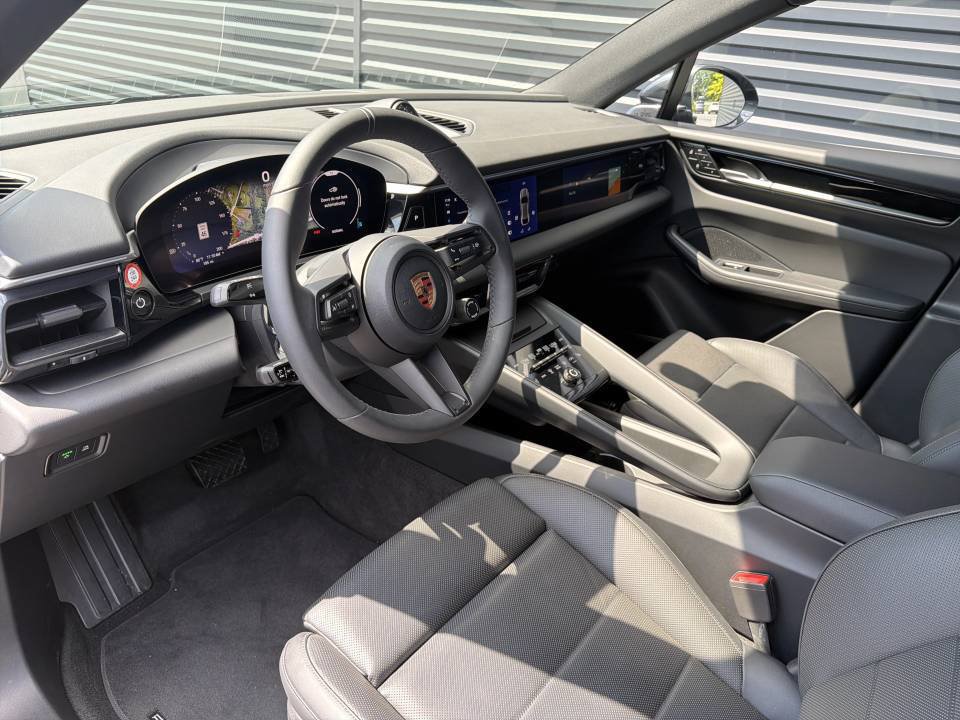 Certified 2025 Porsche Macan 4 Electric AWD/4WD image 10