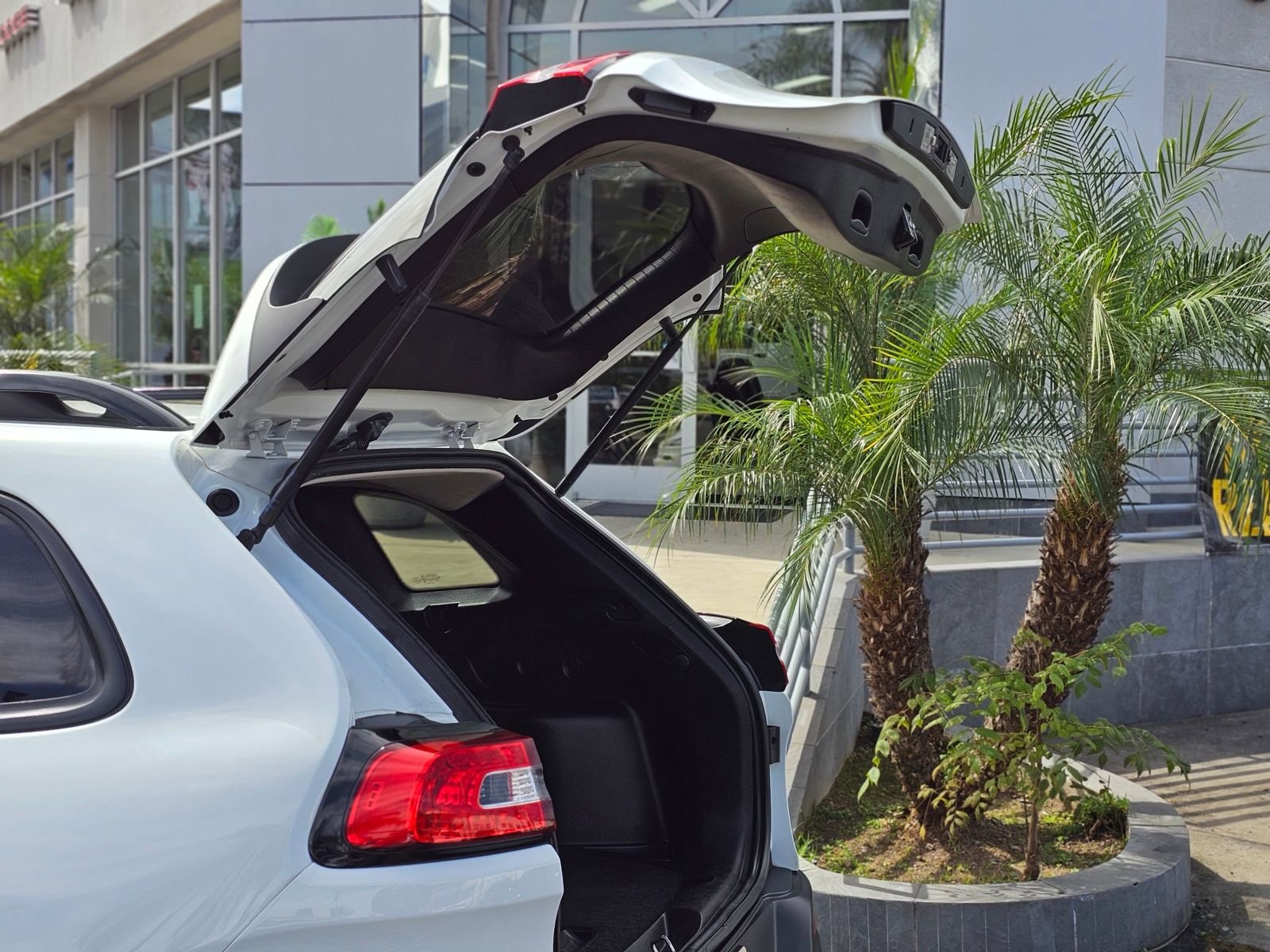 Used 2015 Jeep Cherokee Sport w/ Sport Appearance Group image 8