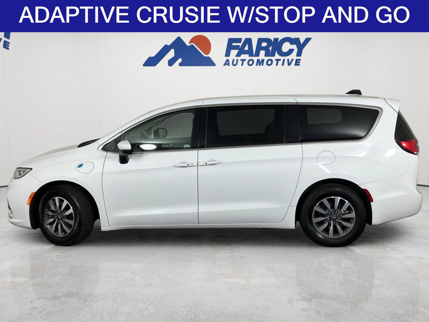 Used 2023 Chrysler Pacifica Touring-L FWD image 2