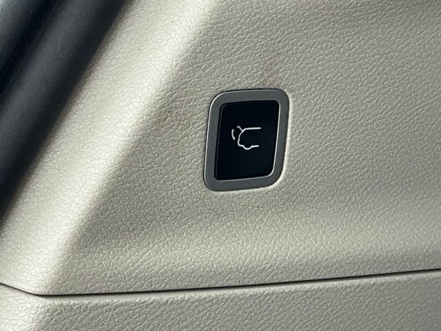 Used 2024 Chrysler Pacifica Touring-L FWD image 17