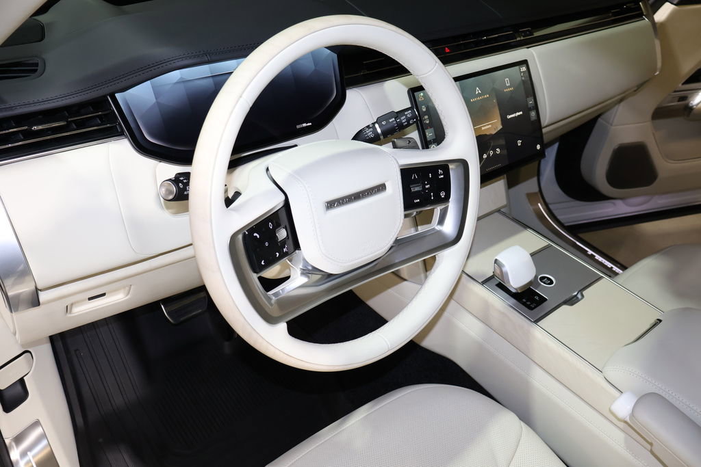 Used 2024 Land Rover Range Rover Long Wheelbase SE image 18
