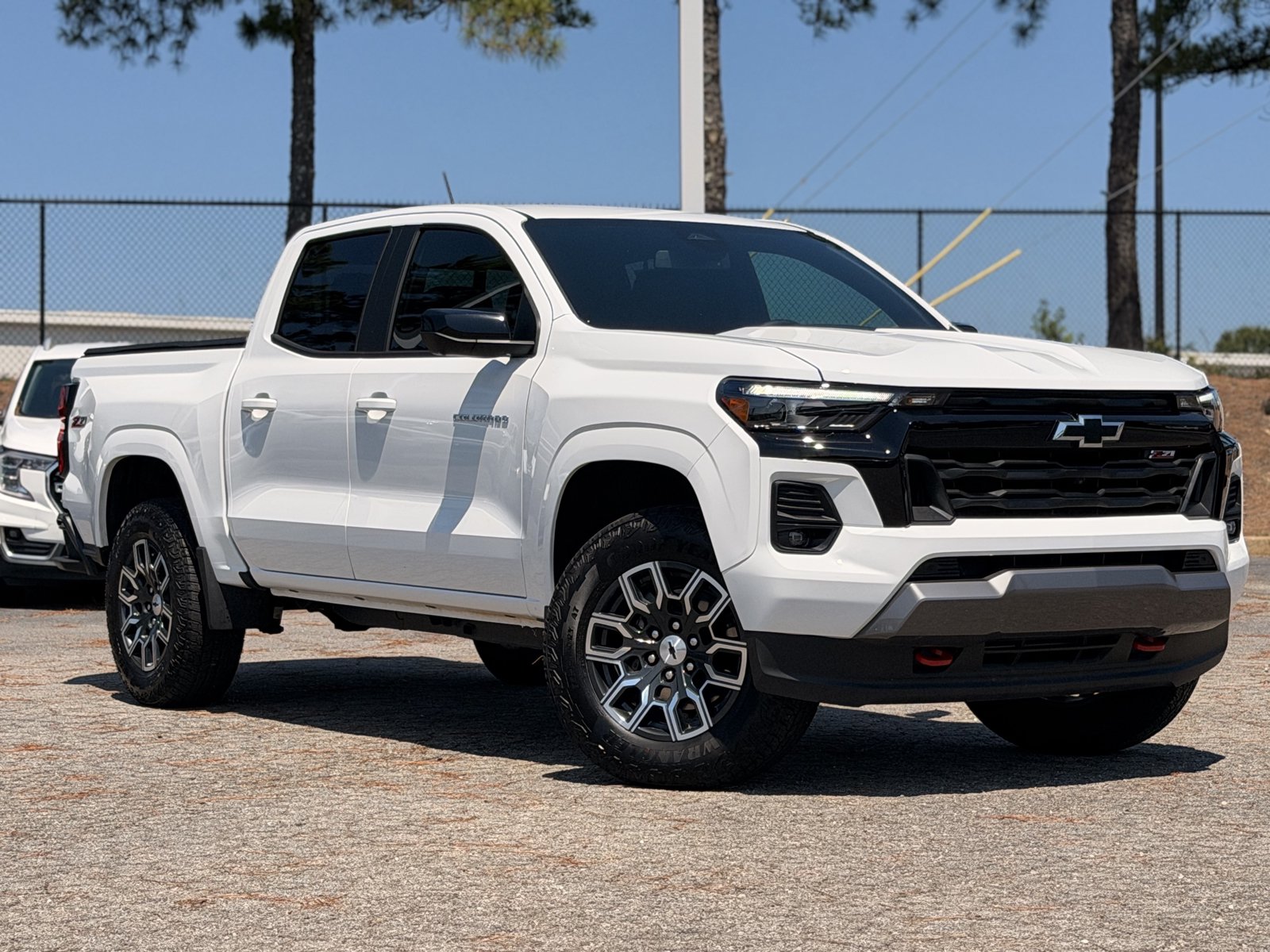 Used 2026 Chevrolet Colorado Z71 w/ Technology Package AWD/4WD image 2