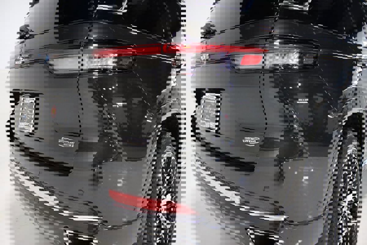 Used 2023 Jeep Grand Cherokee Summit image 10