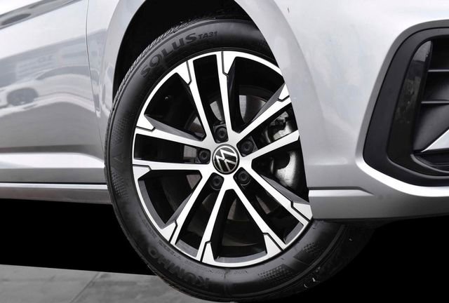 Certified 2025 Volkswagen Jetta Sport image 3