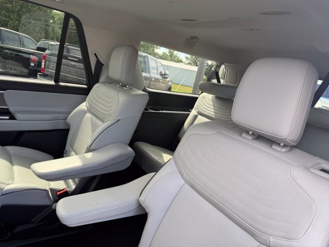 Used 2025 Ford Expedition Max Platinum w/ Platinum Ultimate Package AWD/4WD image 32