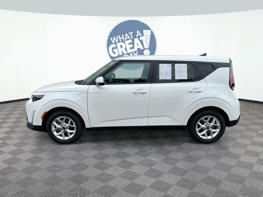 Certified 2025 Kia Soul LX w/ LX Technology Package FWD image 9
