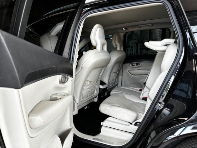 Used 2020 Volvo XC90 T5 Momentum w/ Protection Package Premier FWD image 26
