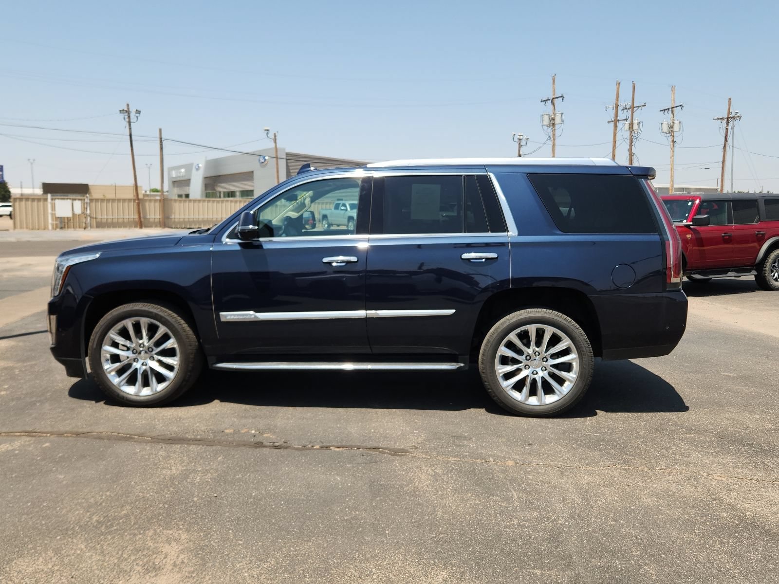 Used 2020 Cadillac Escalade Luxury AWD/4WD image 2