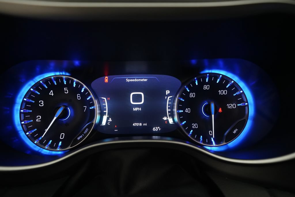 Used 2024 Chrysler Pacifica Touring-L FWD image 2