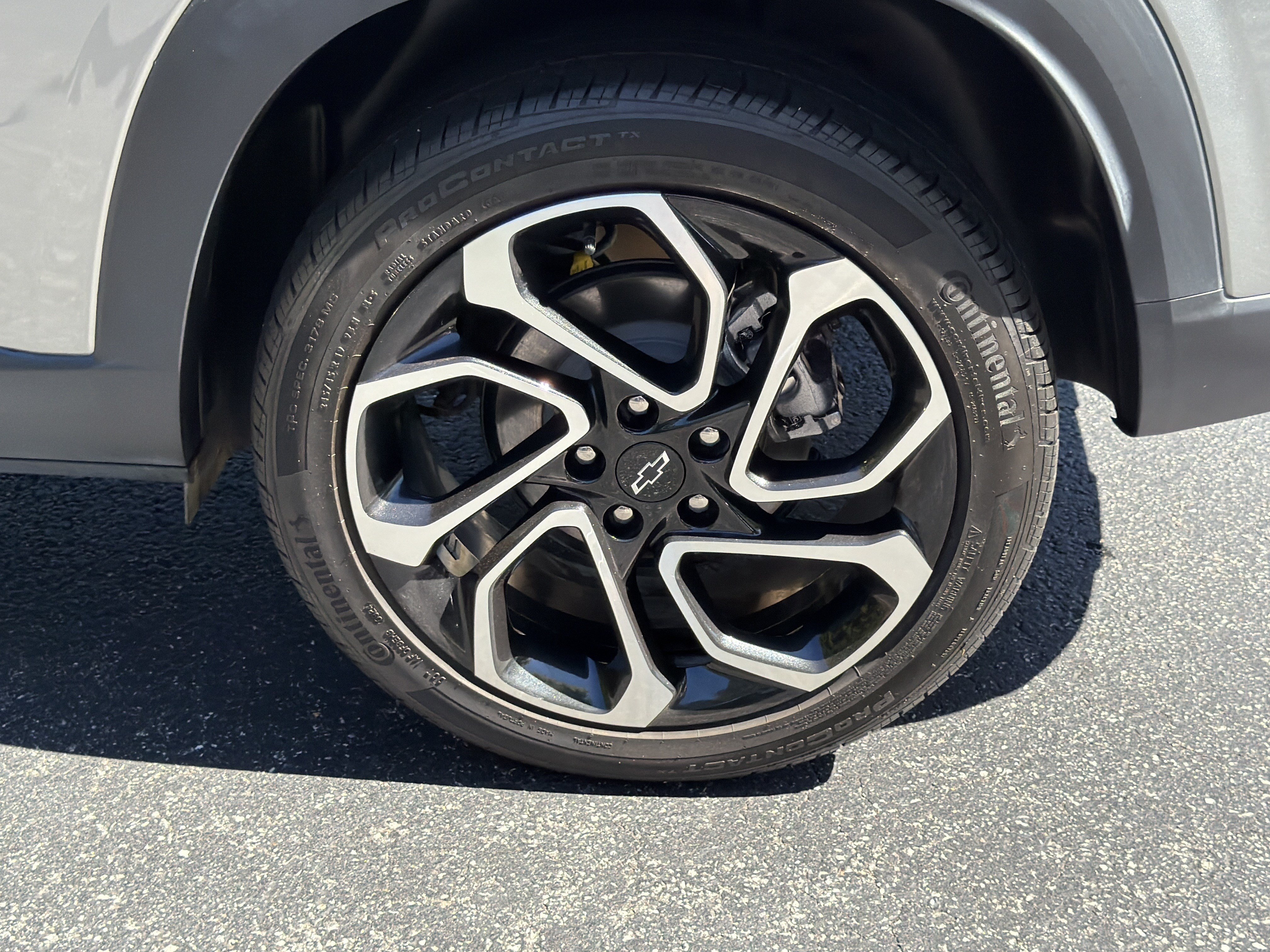 Used 2025 Chevrolet Trax RS w/ Sunroof Package FWD image 19