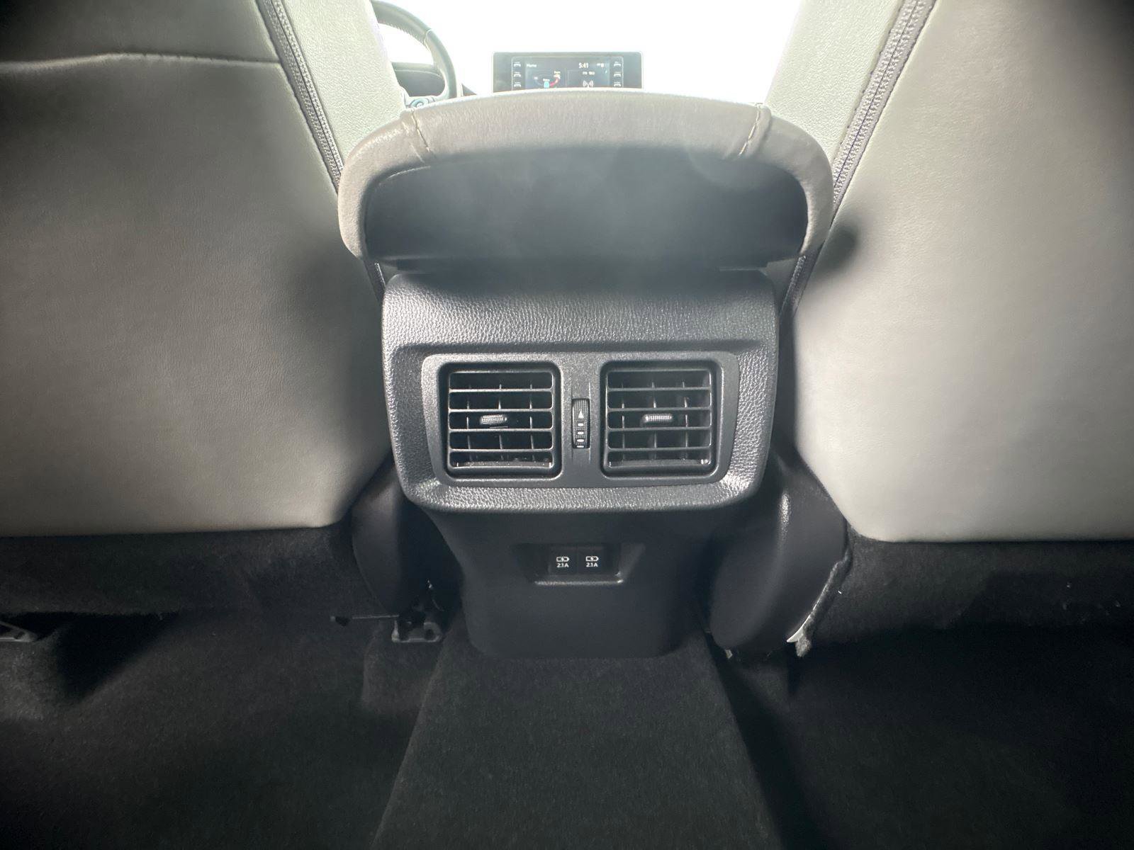 Used 2022 Toyota Venza XLE AWD/4WD image 12