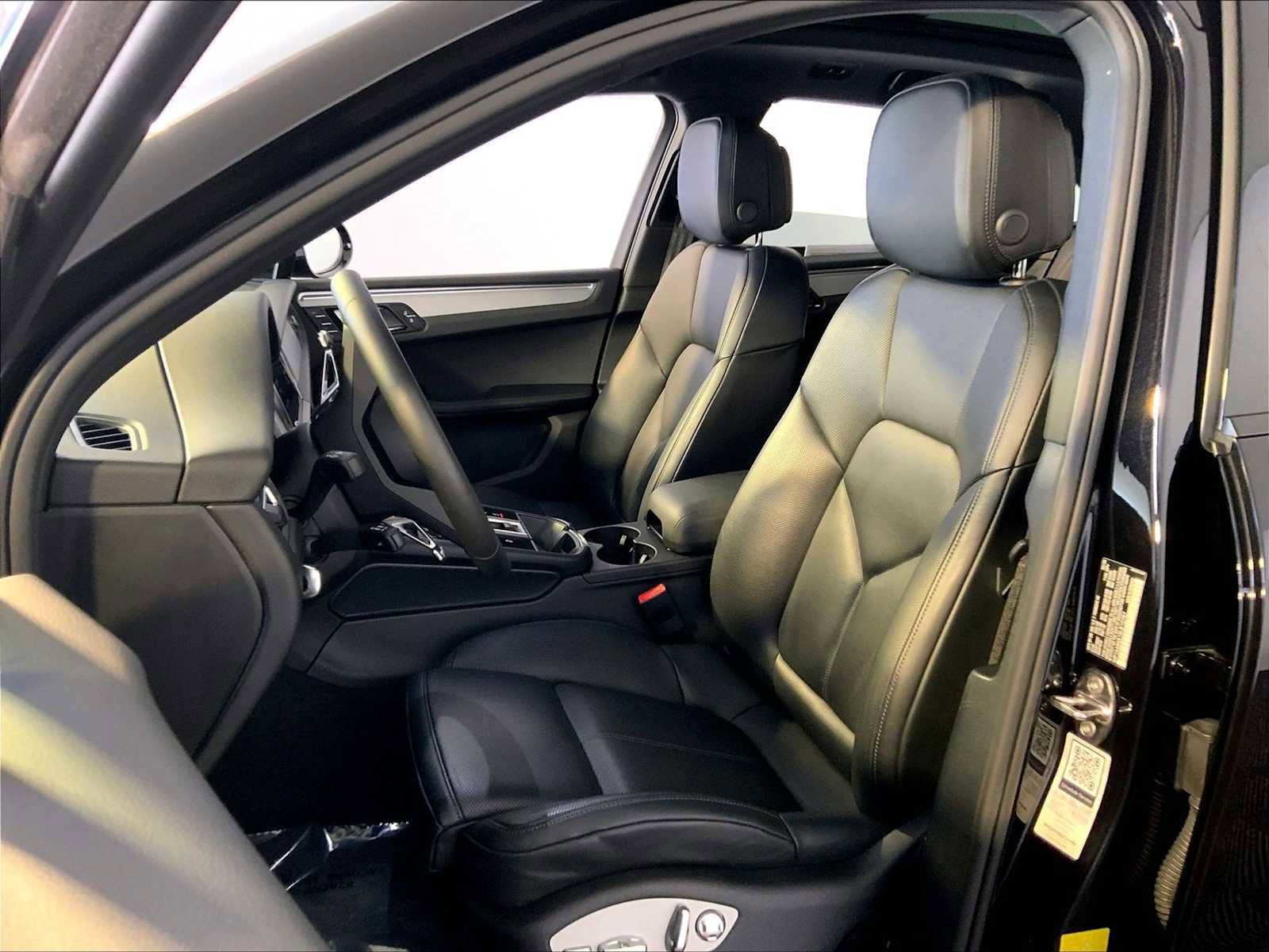 Certified 2025 Porsche Macan image 5