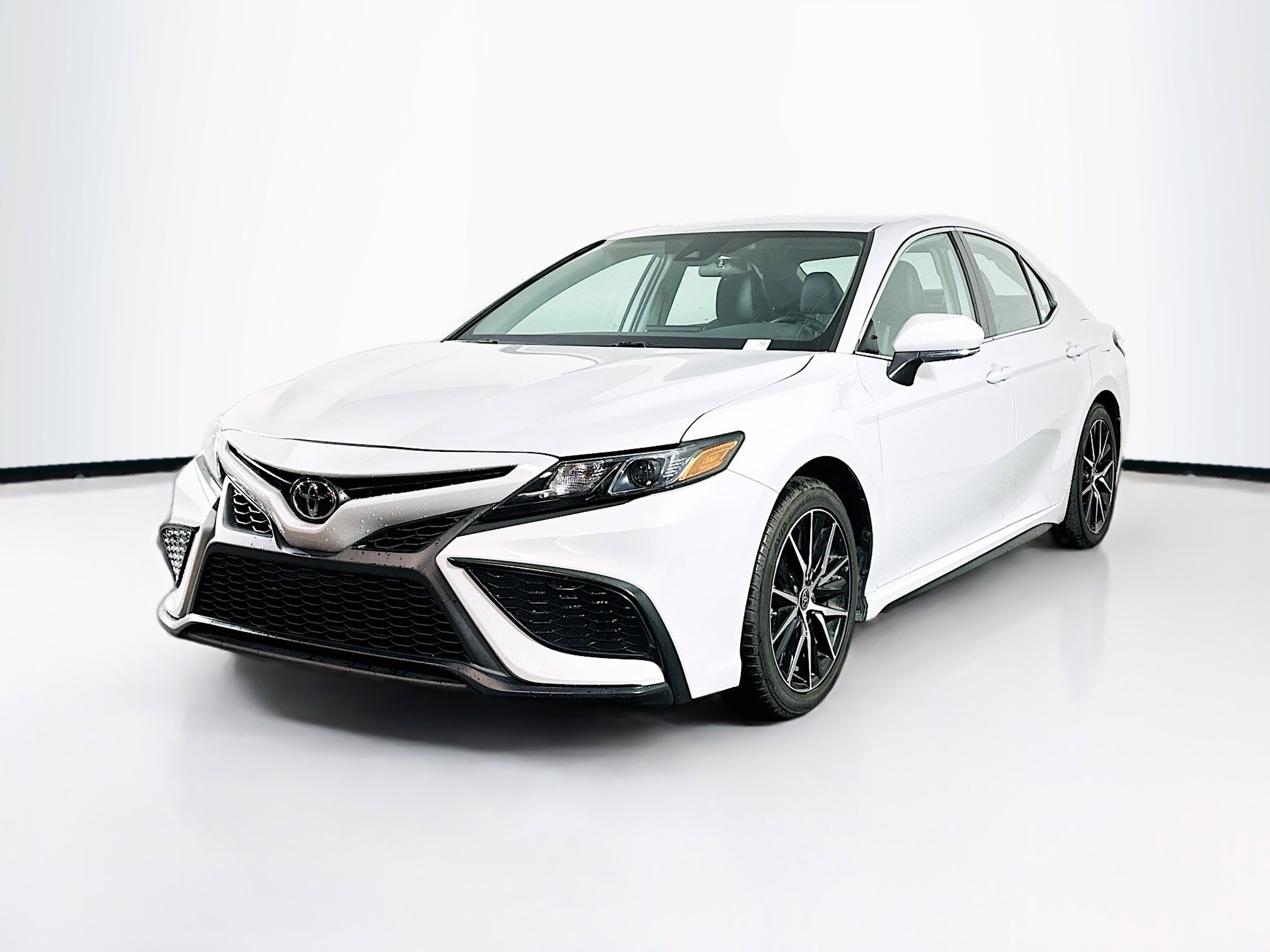Used 2023 Toyota Camry SE image 3